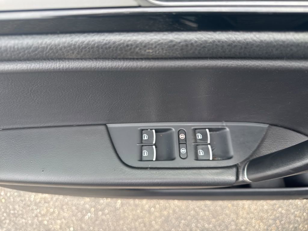 Used 2017 Volkswagen Touareg Sport AWD/4WD image 19