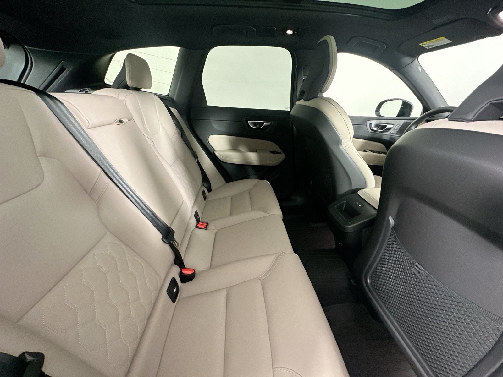 New 2027 Volvo XC60 B5 Plus AWD/4WD image 43