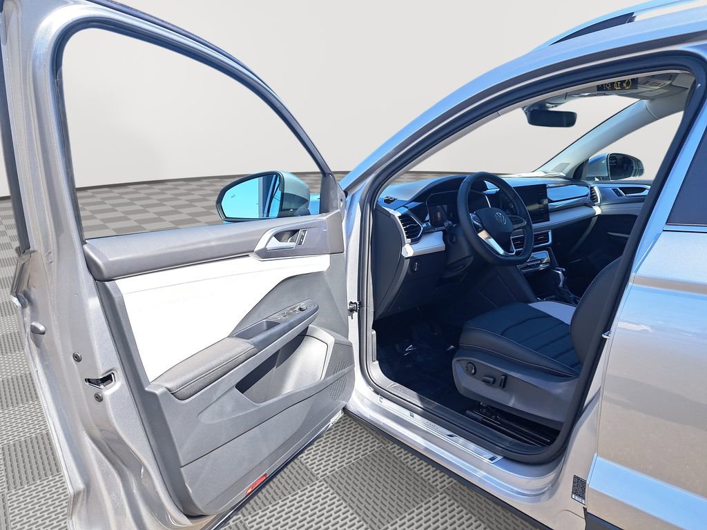 New 2025 Volkswagen Taos SEL image 11