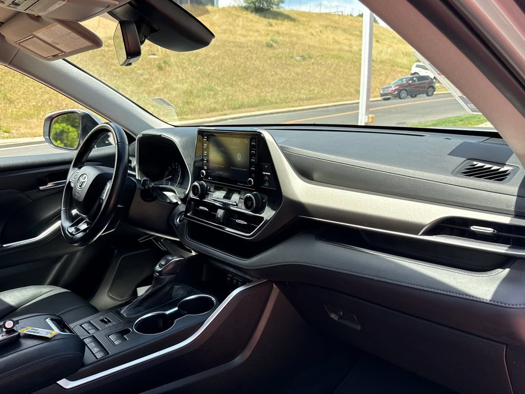 Used 2021 Toyota Highlander XLE AWD/4WD image 34