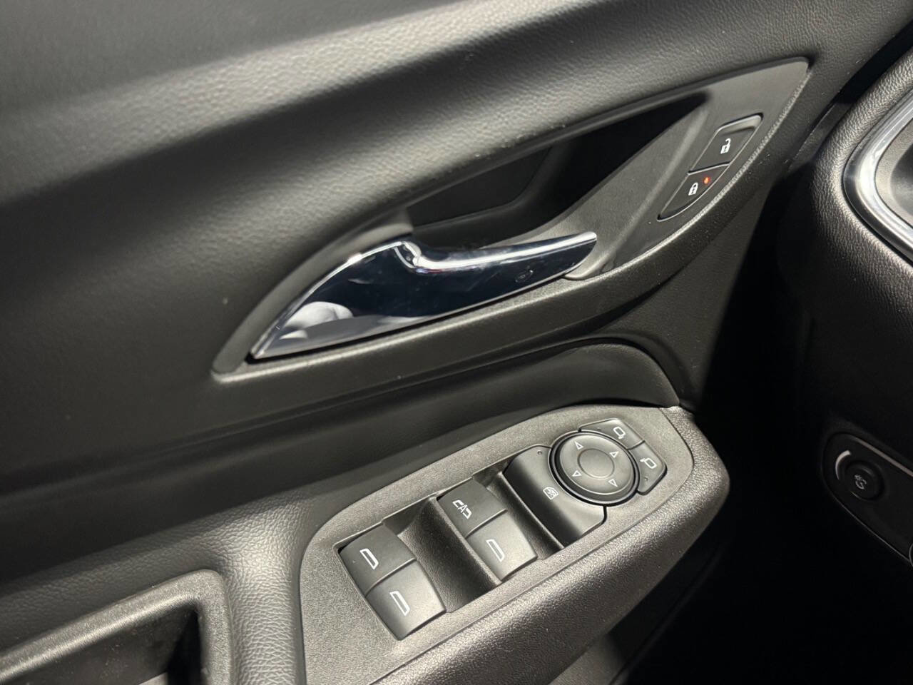 Used 2018 Chevrolet Equinox LT image 23