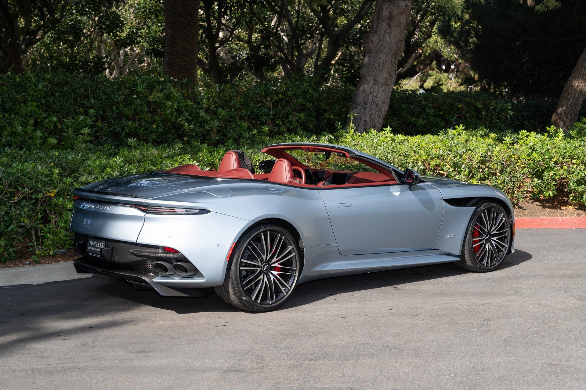 Used 2021 Aston Martin DBS Superleggera Volante image 4