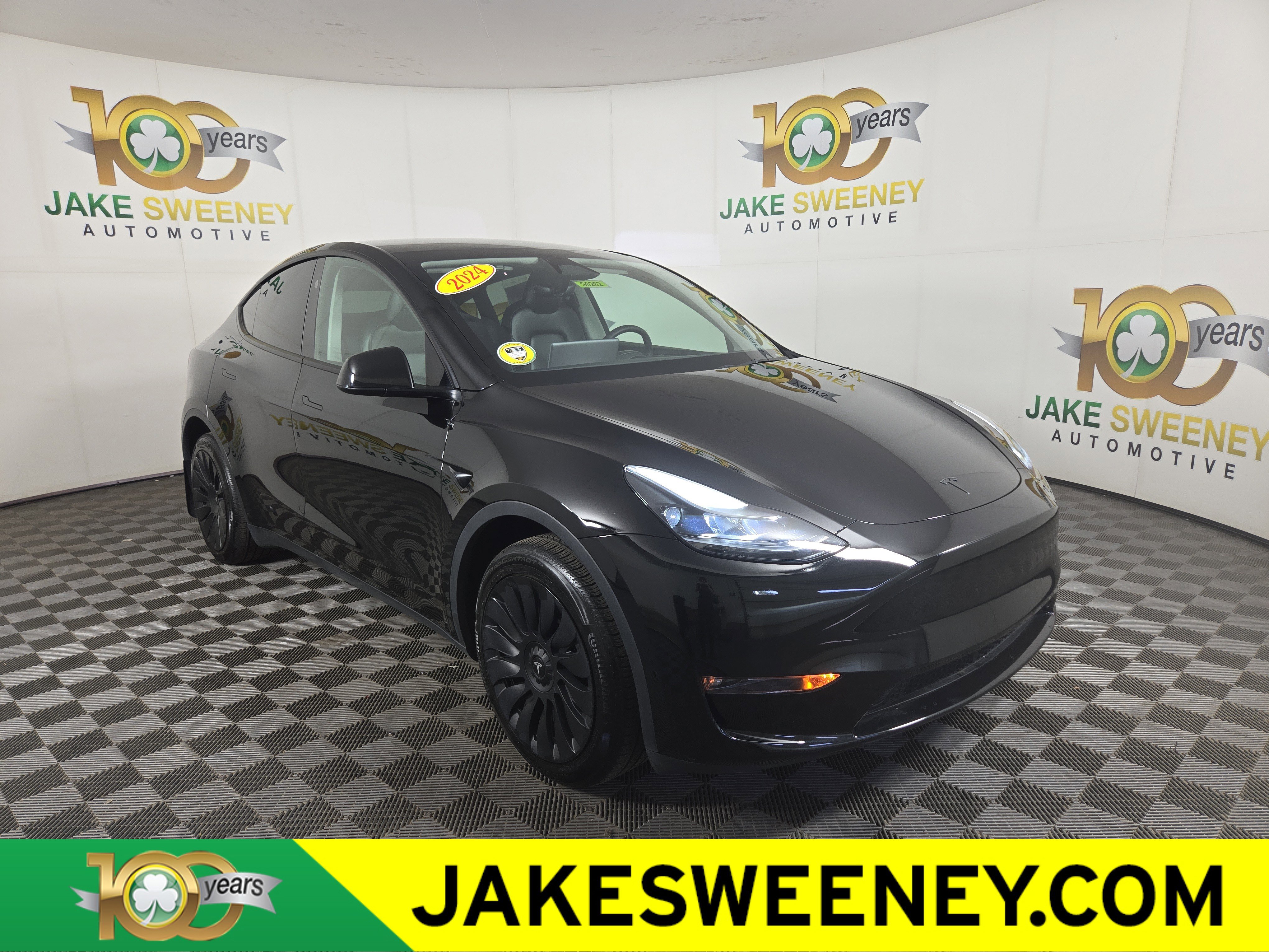 Used 2024 Tesla Model Y Long Range AWD/4WD image 1