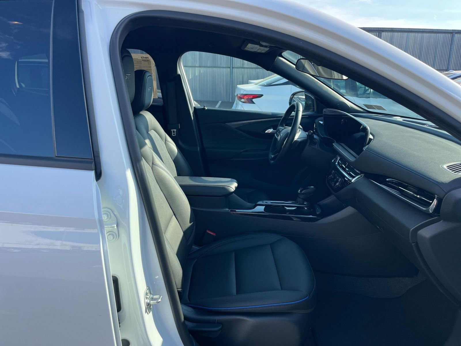 Used 2025 Buick Envista Sport Touring image 27