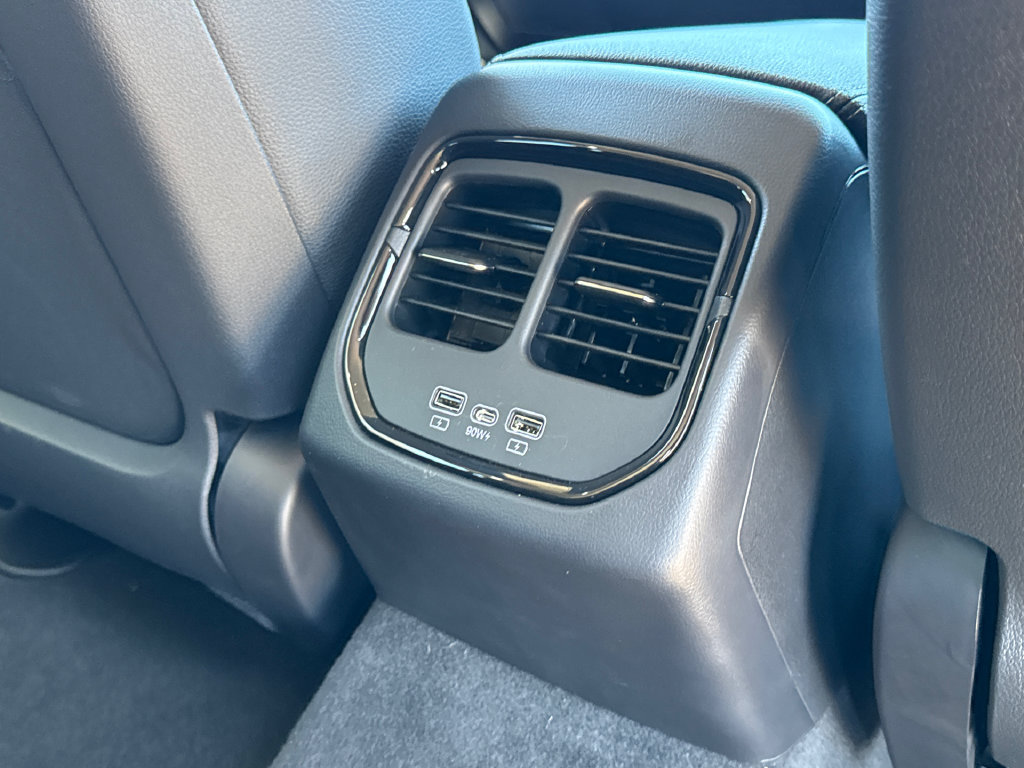 New 2027 VinFast VF 8 Eco AWD/4WD image 16