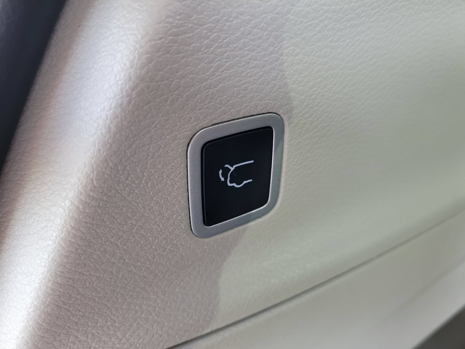Used 2023 Chrysler Pacifica Touring-L FWD image 8
