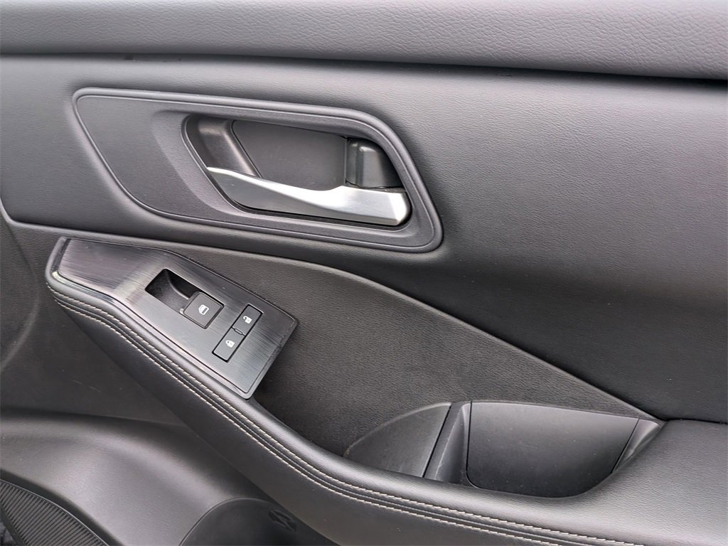 Used 2024 Nissan Rogue SV image 34