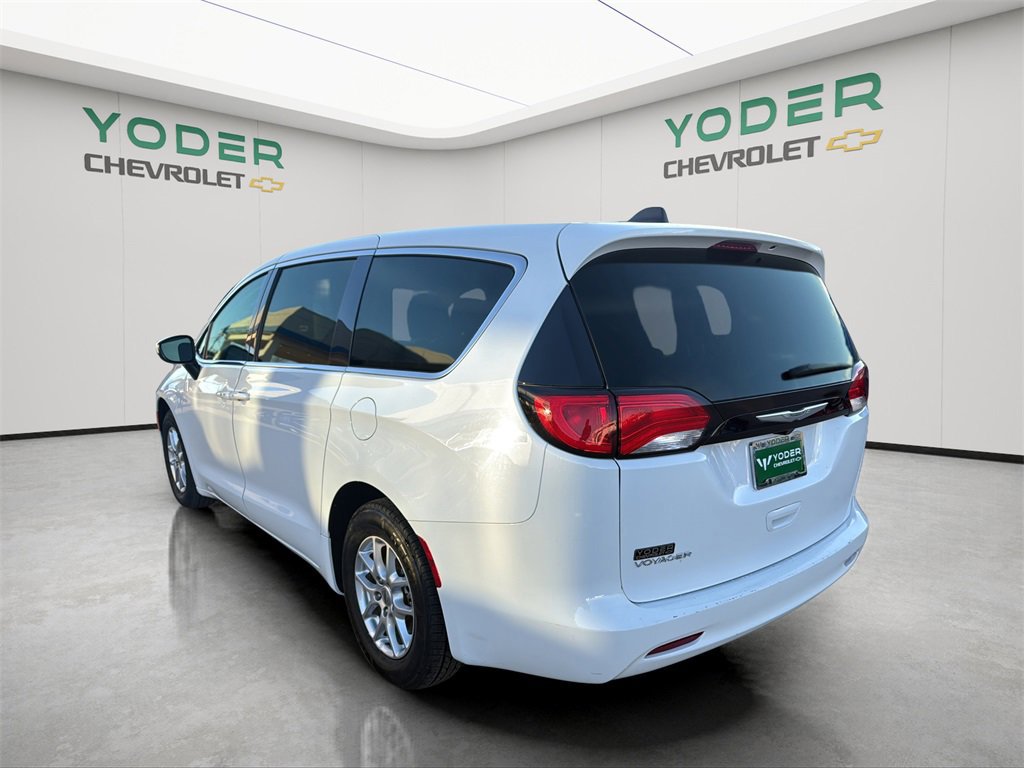 Used 2022 Chrysler Voyager LX image 12