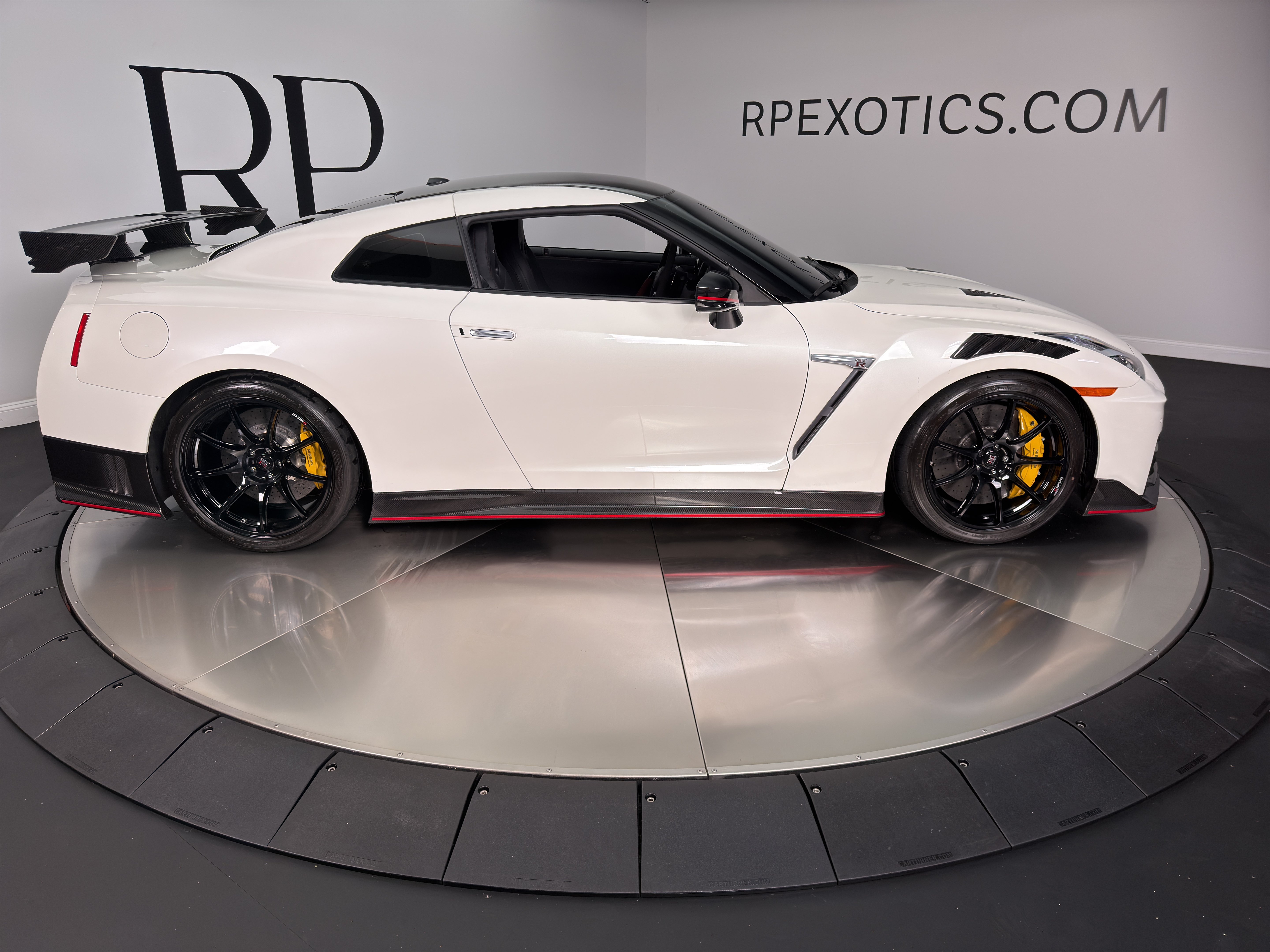 Used 2021 Nissan GT-R NISMO AWD/4WD image 10