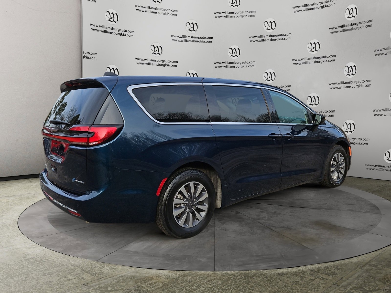 Used 2024 Chrysler Pacifica Select image 5