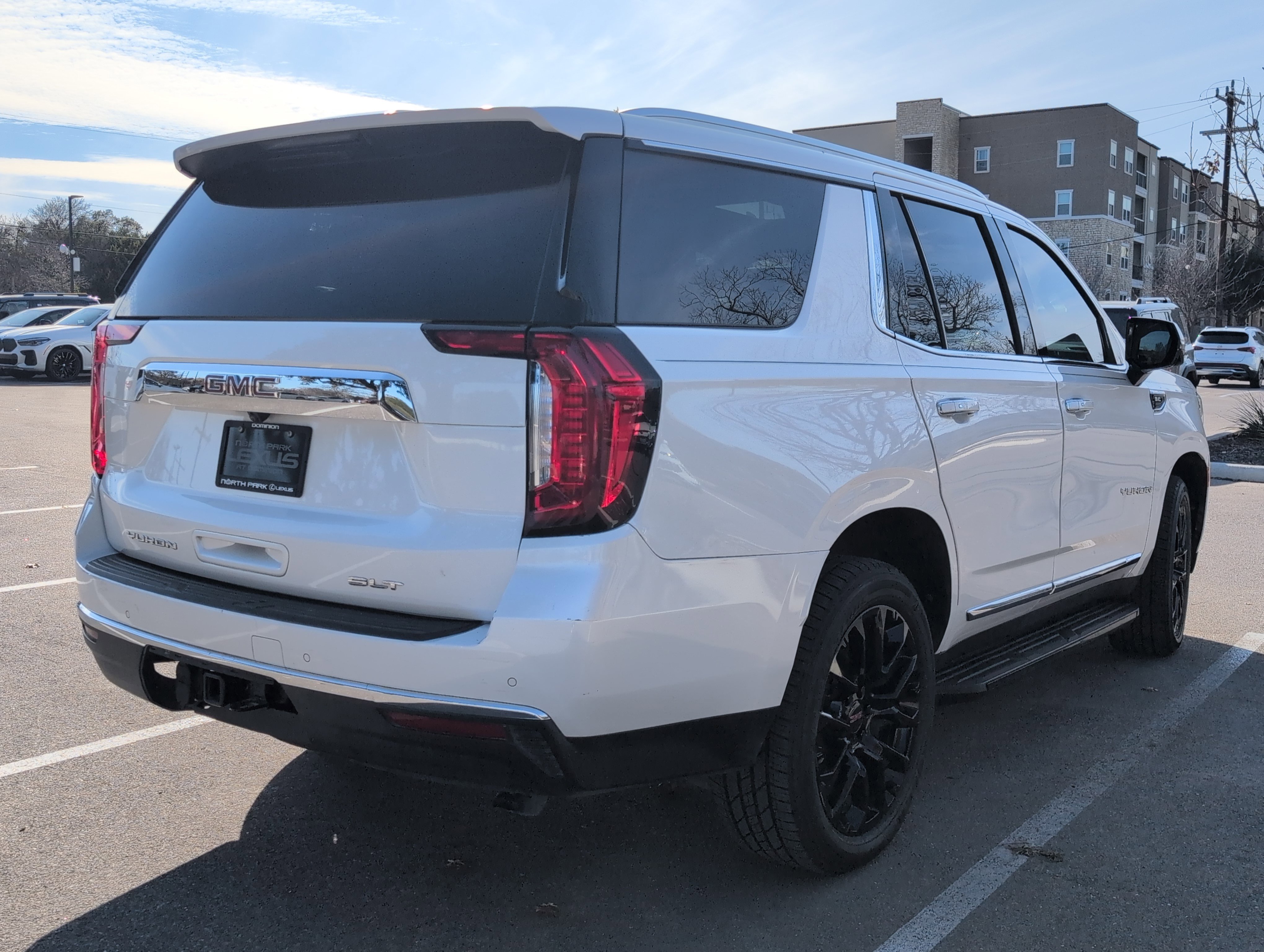 Used 2022 GMC Yukon SLT w/ SLT Premium Package image 2