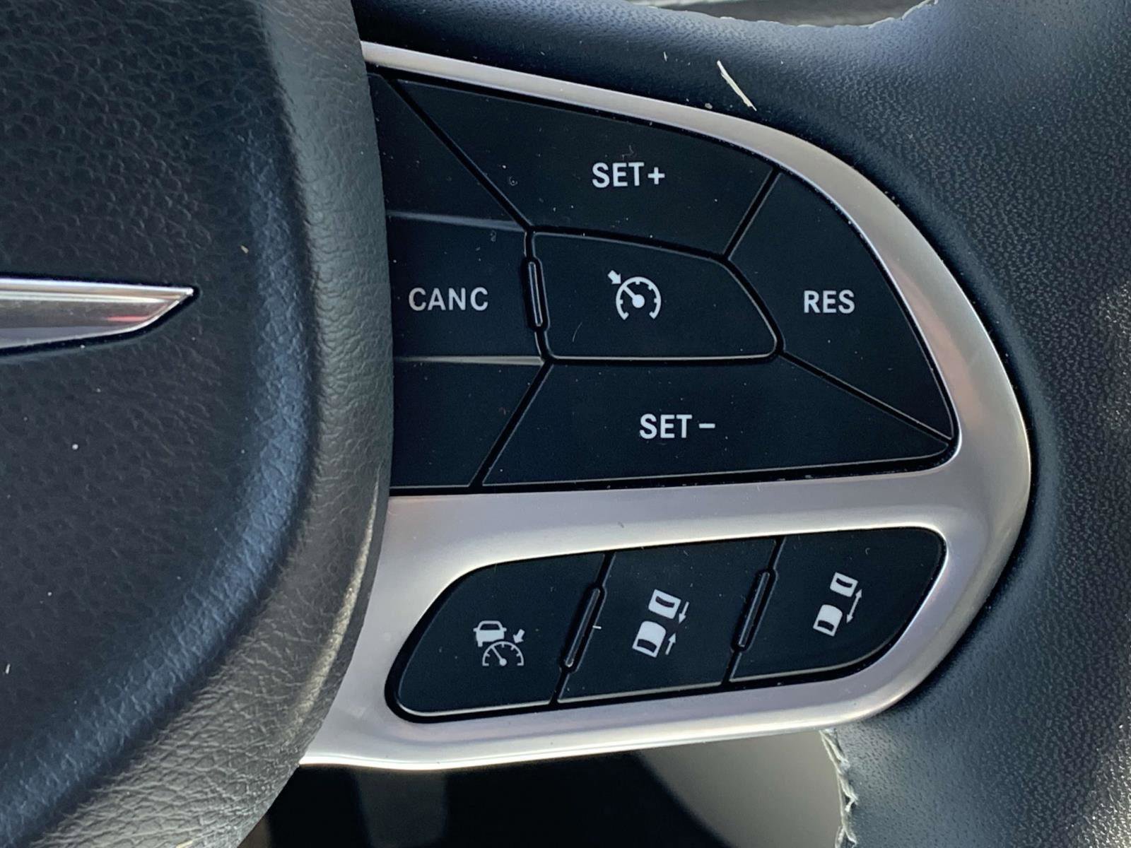 Certified 2023 Chrysler Pacifica Touring-L image 6