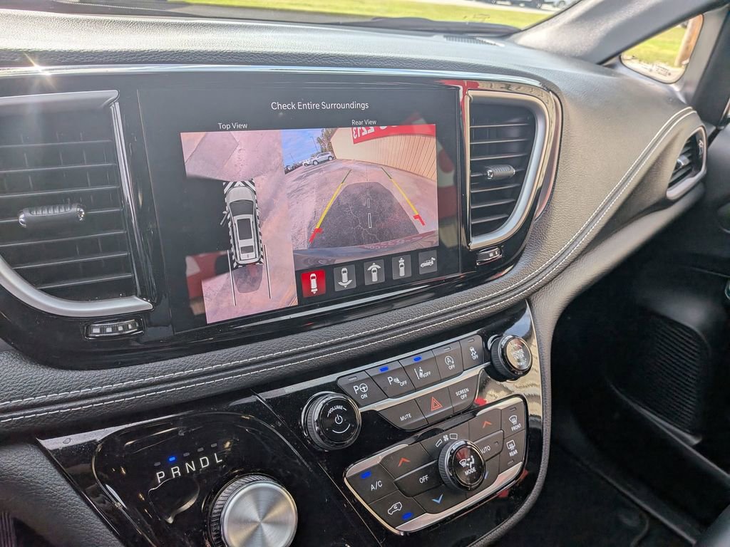 Used 2025 Chrysler Pacifica Select image 20