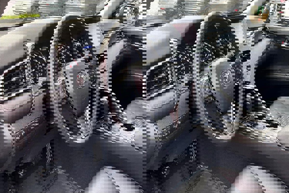 Used 2024 Toyota Camry SE image 10