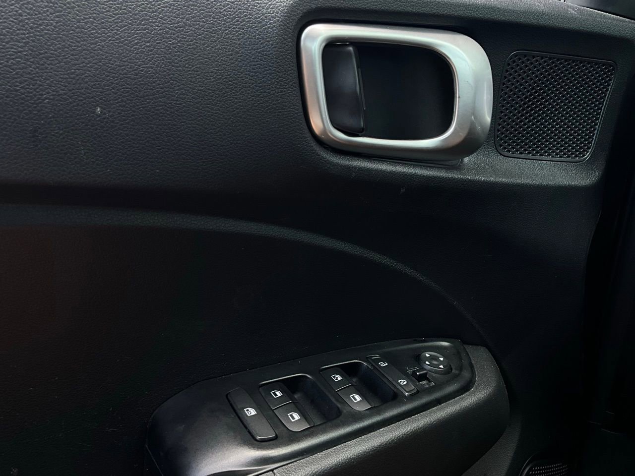 Used 2025 Hyundai Venue SEL image 21