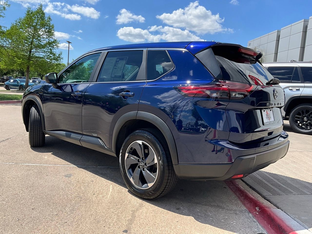 Used 2025 Nissan Rogue SV image 8