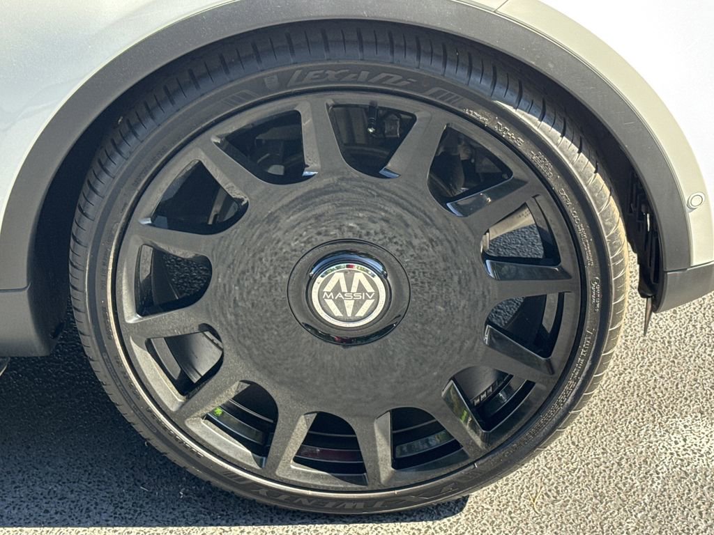 Used 2025 Land Rover Discovery S image 12