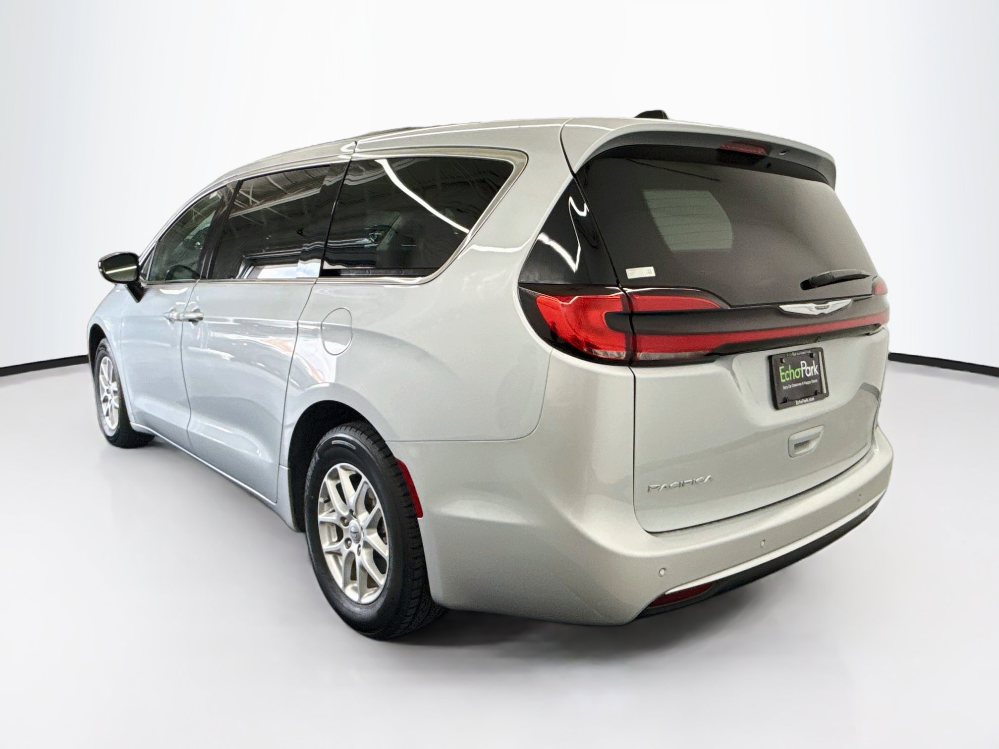Used 2024 Chrysler Pacifica Touring-L FWD image 5