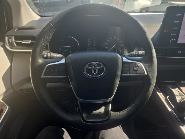 Used 2023 Toyota Sienna XLE FWD image 13
