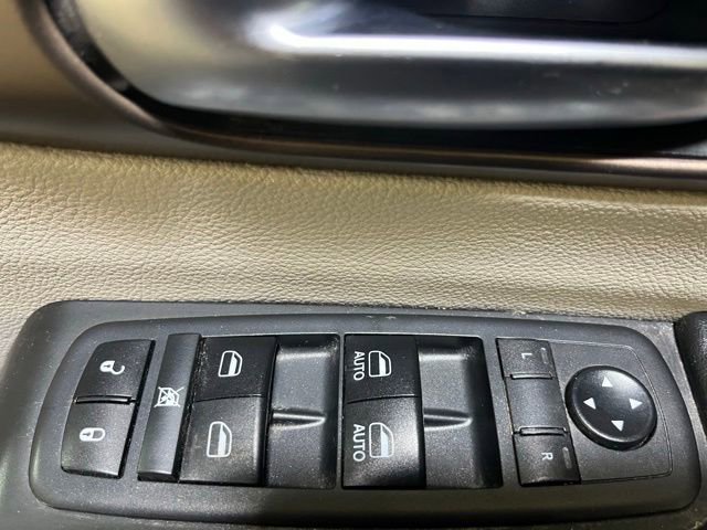 Used 2023 Chrysler Pacifica Touring-L FWD image 13