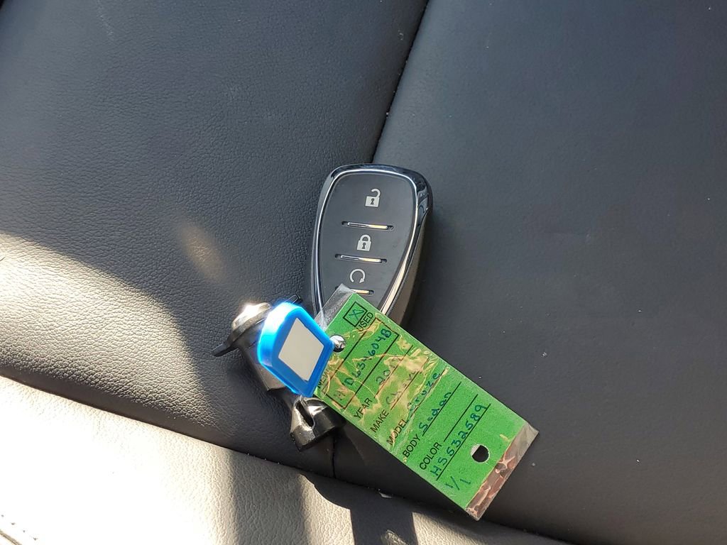 Used 2017 Chevrolet Cruze Premier image 34