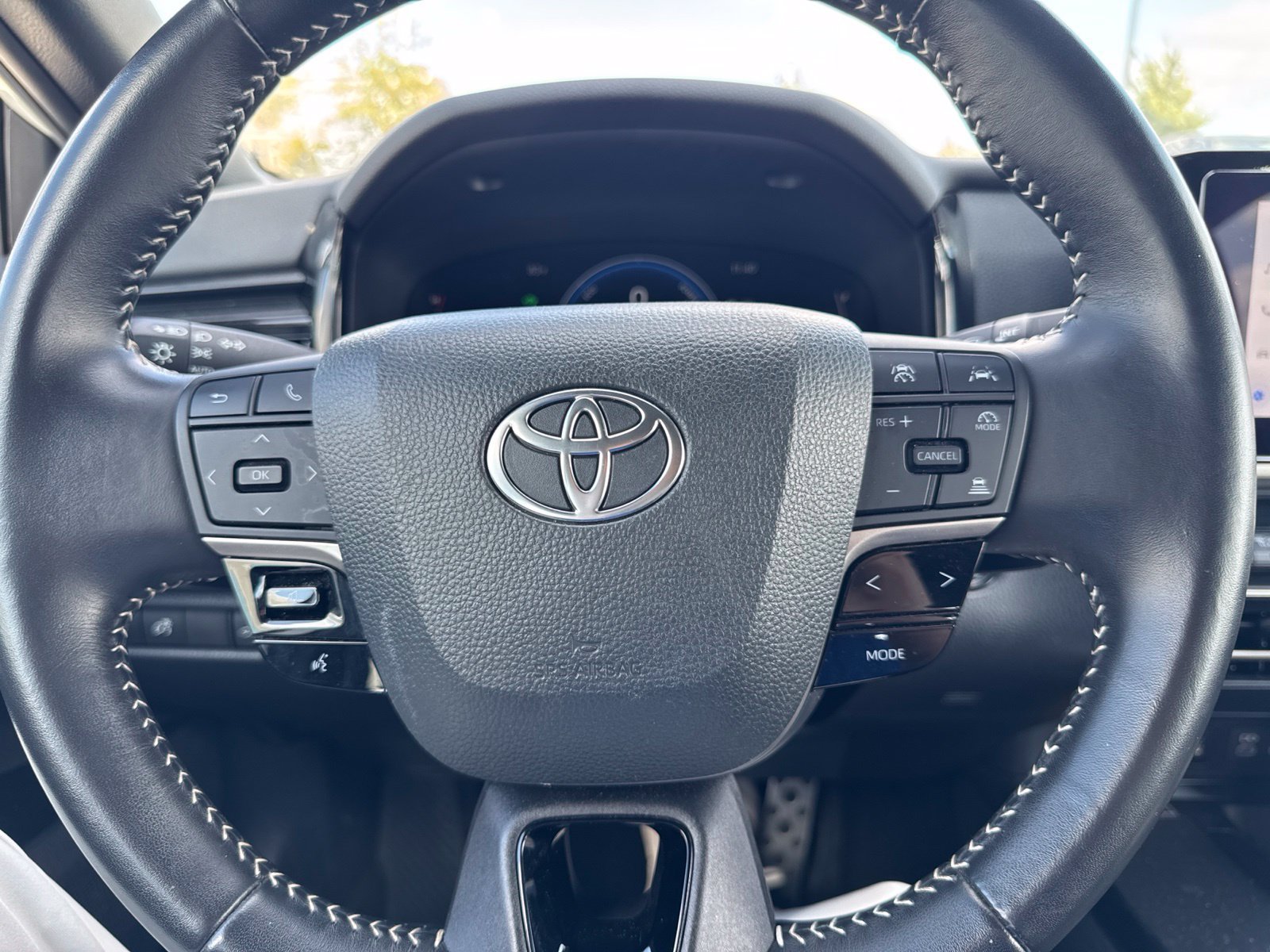 Used 2025 Toyota Camry SE FWD image 12