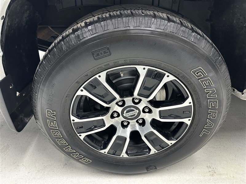 Used 2021 Nissan Titan SV w/ SV Convenience Package image 13