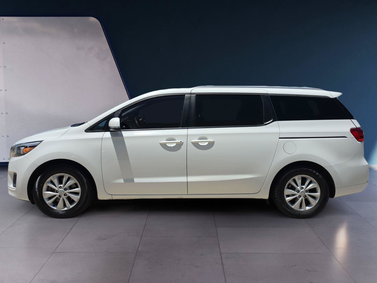 Used 2016 Kia Sedona LX w/ LX Convenience Package FWD image 2