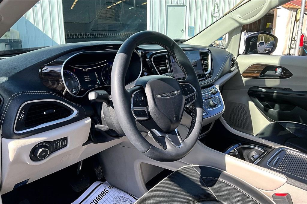 Used 2023 Chrysler Pacifica Limited image 17