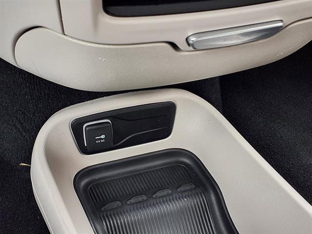 Used 2024 Chrysler Pacifica Touring-L FWD image 13
