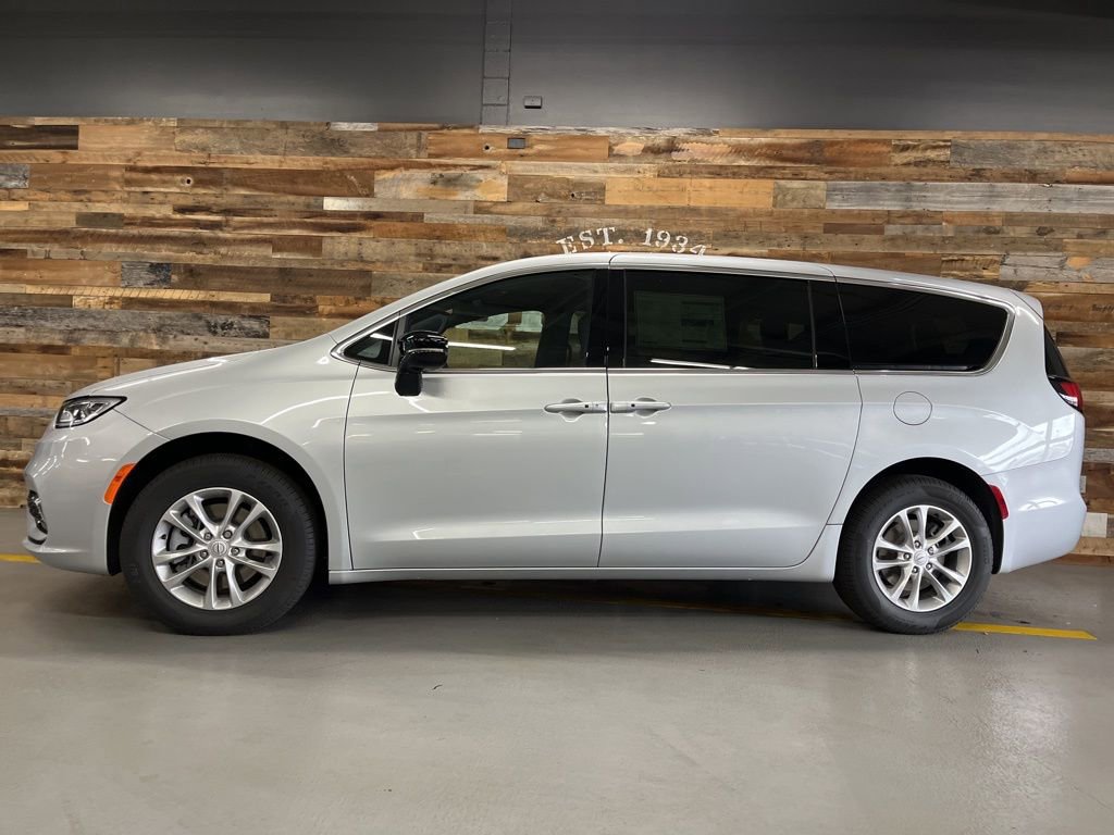 New 2026 Chrysler Pacifica Select image 16