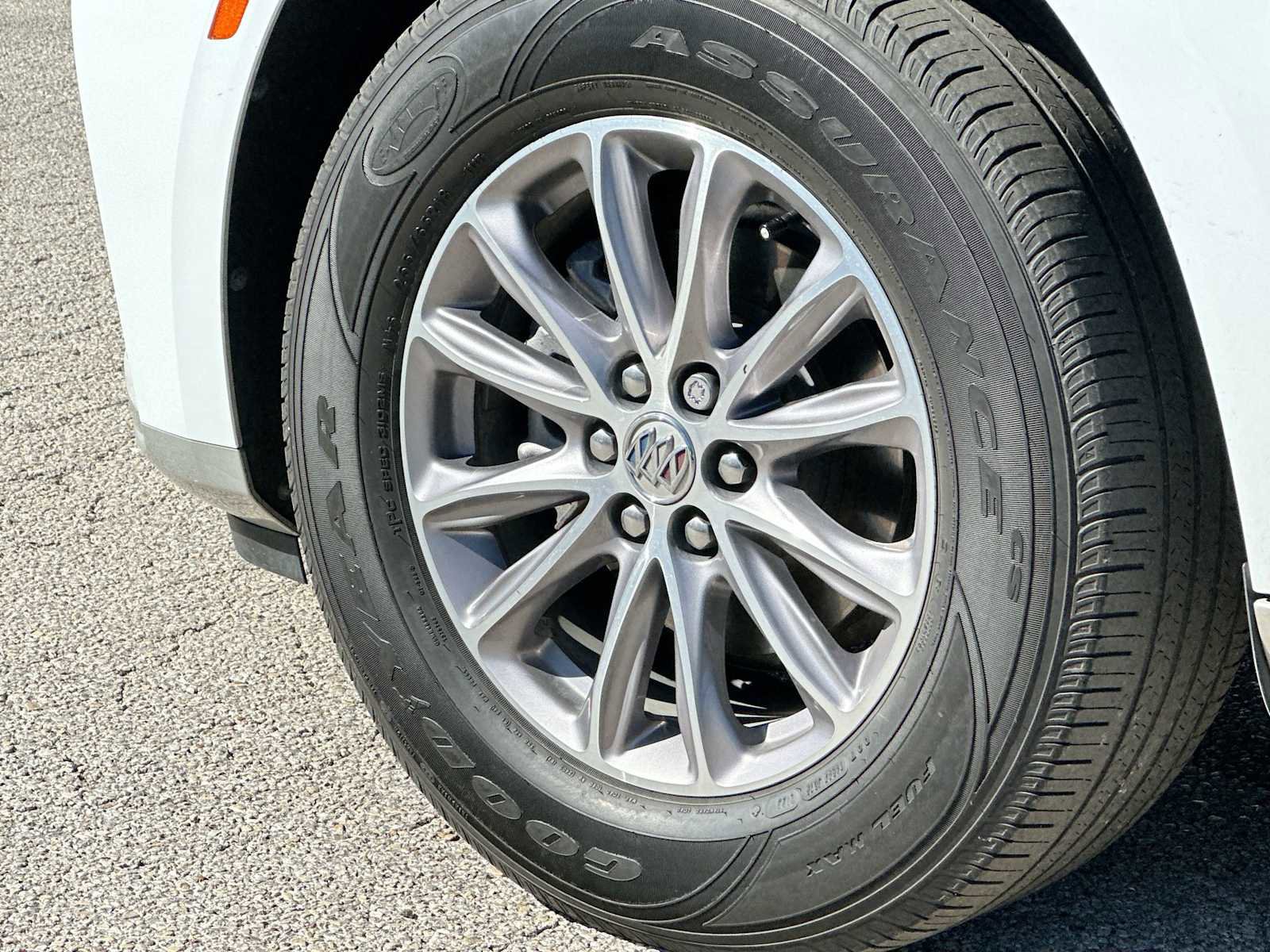 Used 2024 Buick Enclave Essence image 11