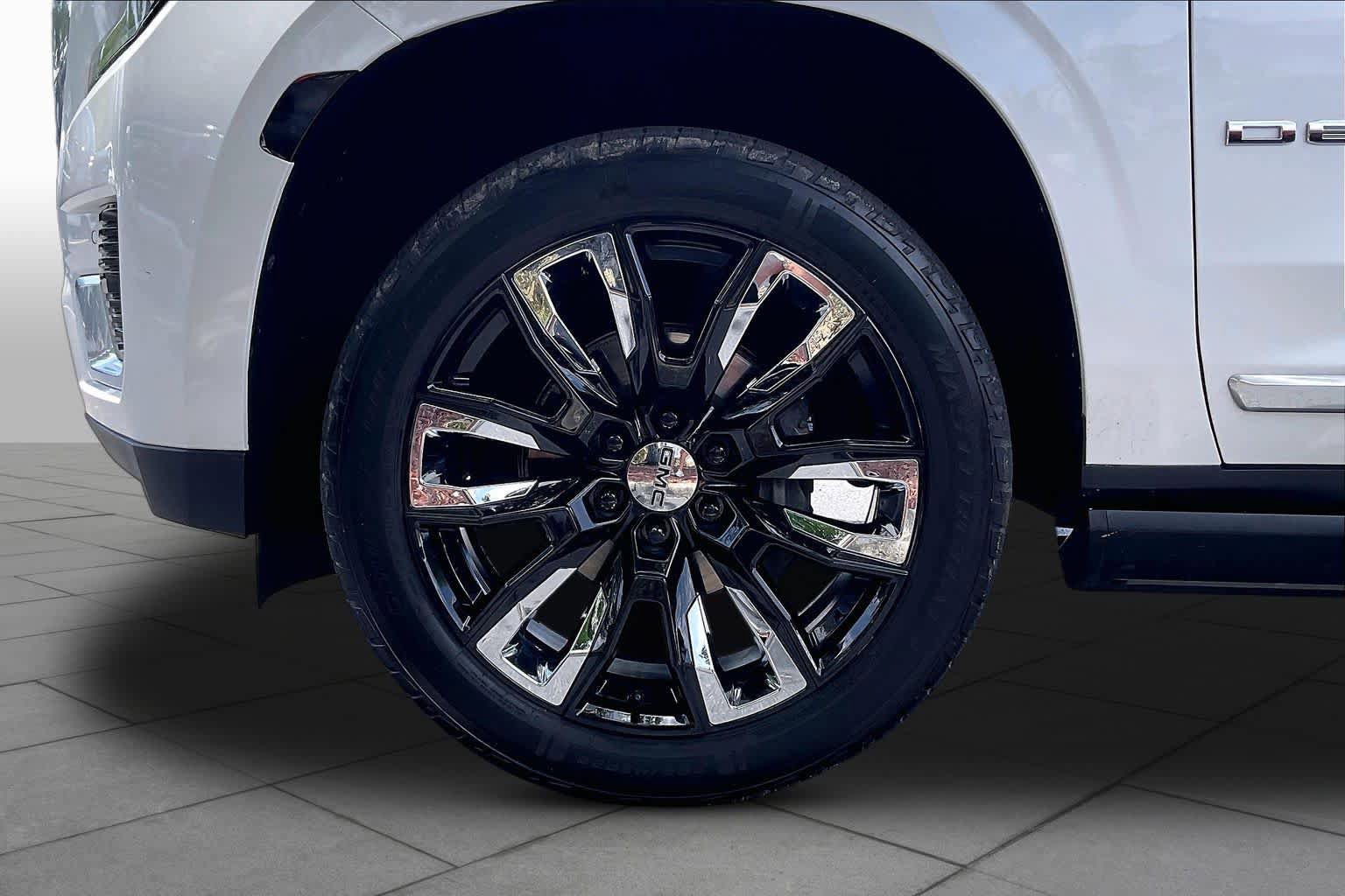 Used 2021 GMC Yukon Denali w/ Denali Premium Package RWD image 10