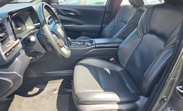 Used 2023 Toyota Crown Limited image 3