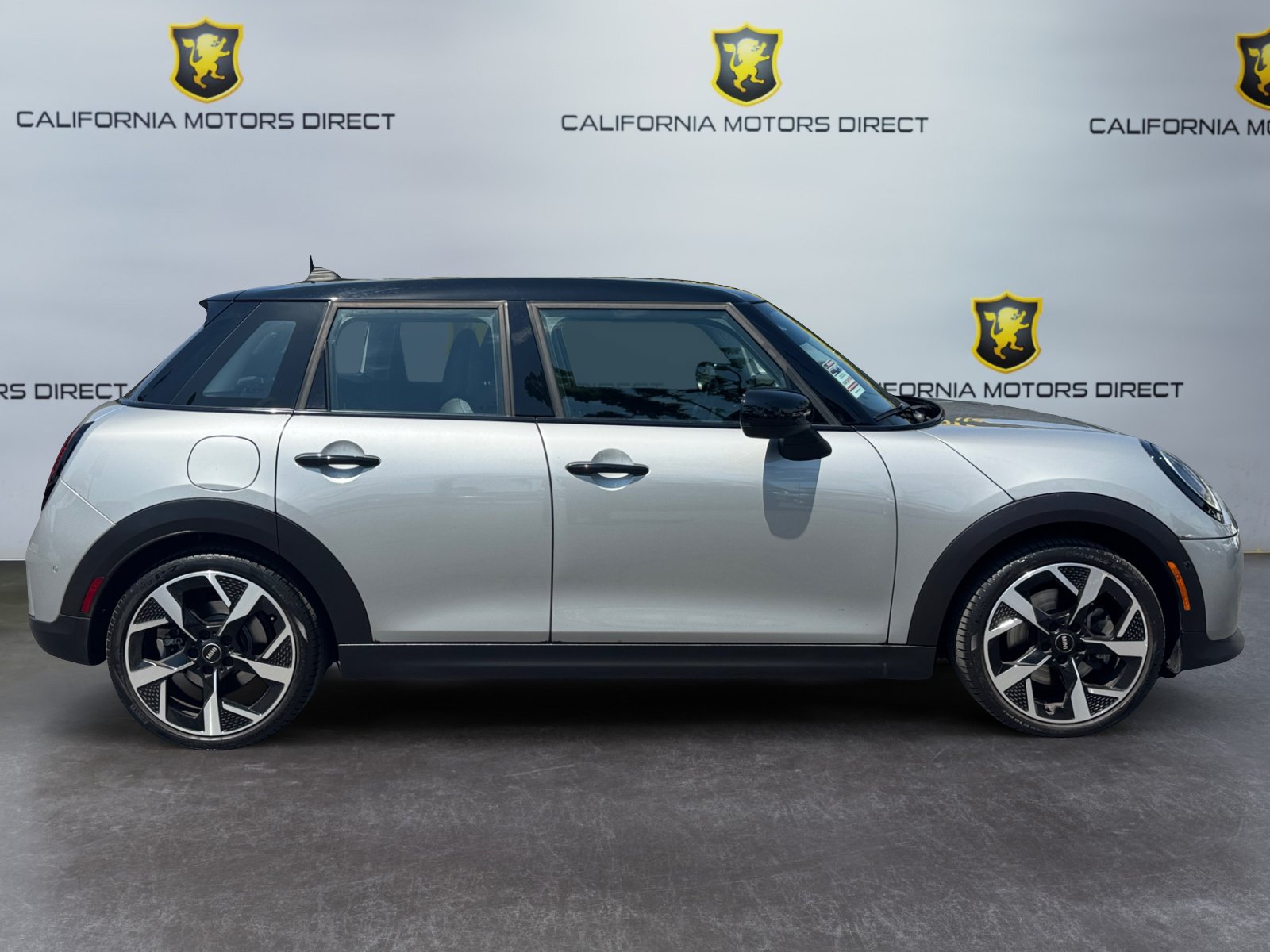 Used 2025 MINI Cooper 4-Door Hardtop FWD image 6