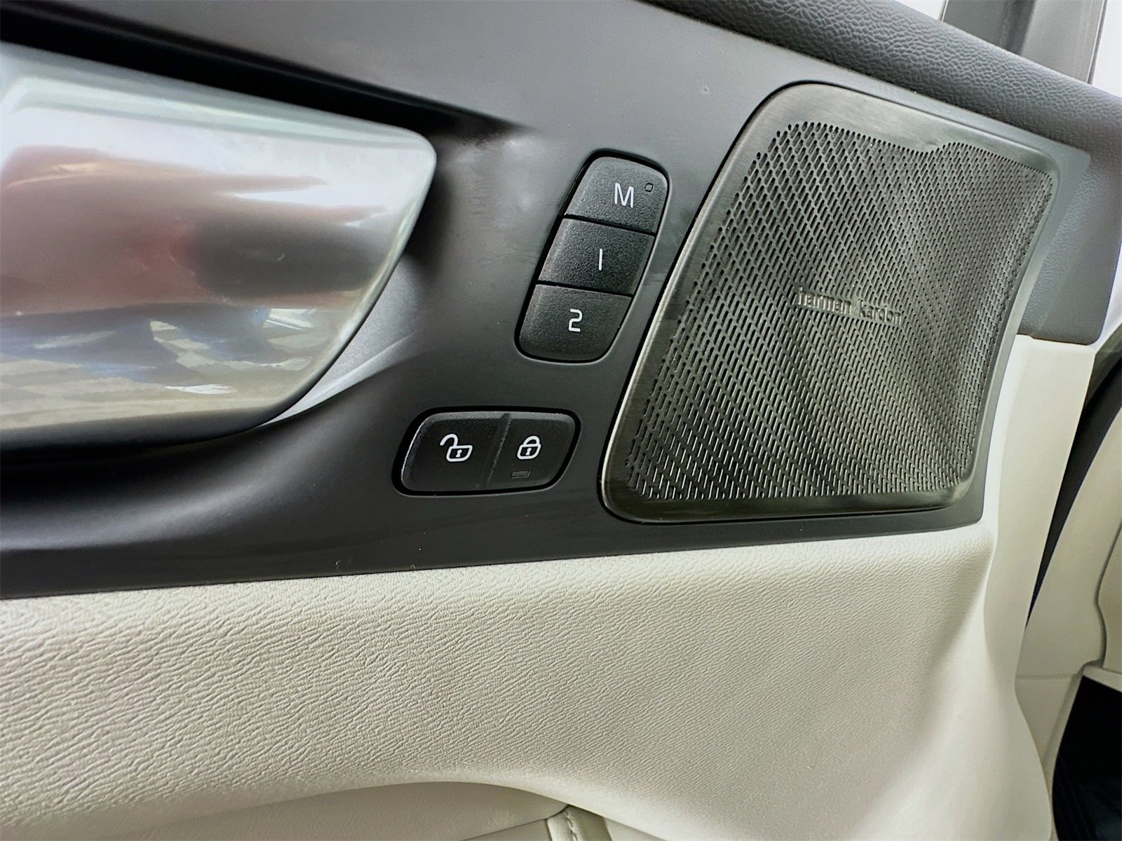 Used 2023 Volvo XC60 B6 Ultimate w/ Protection Package Premier image 34