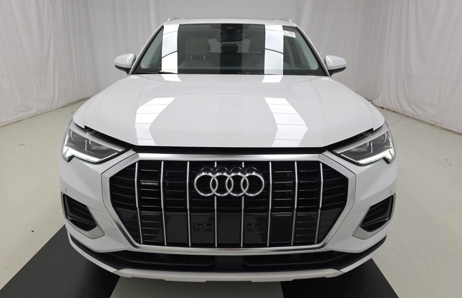 Used 2024 Audi Q3 2.0T Premium w/ Convenience Package AWD/4WD image 2