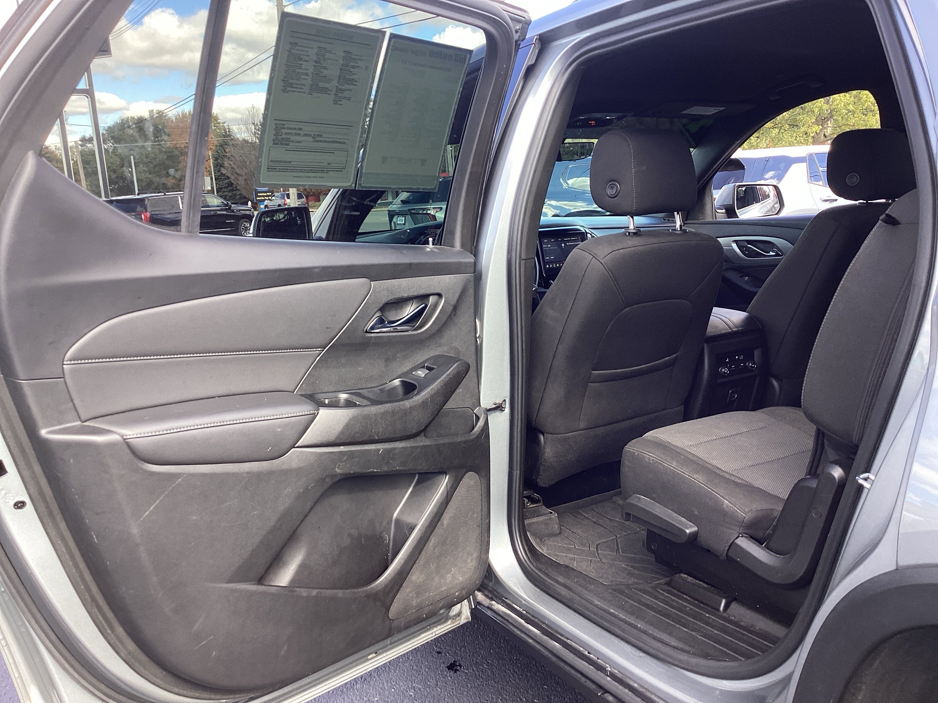 Used 2023 Chevrolet Traverse LT image 39