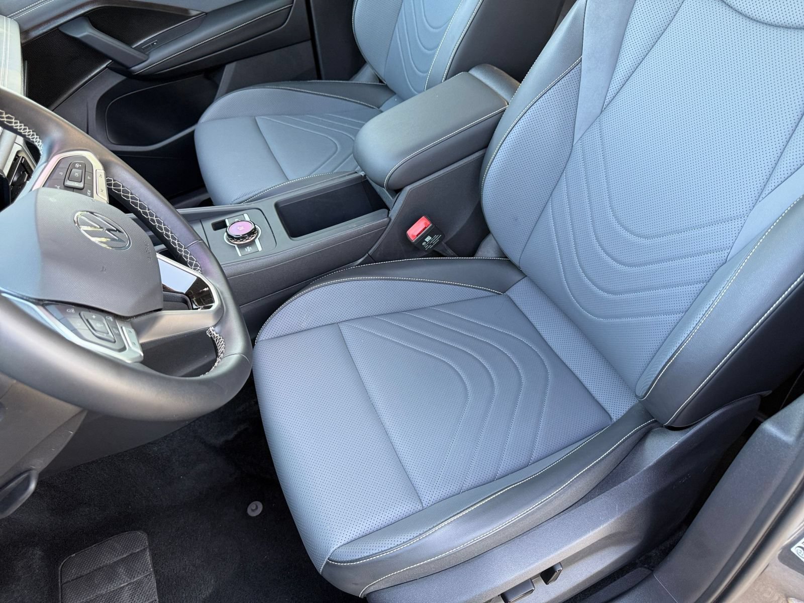 Used 2026 Volkswagen Tiguan SE FWD image 36