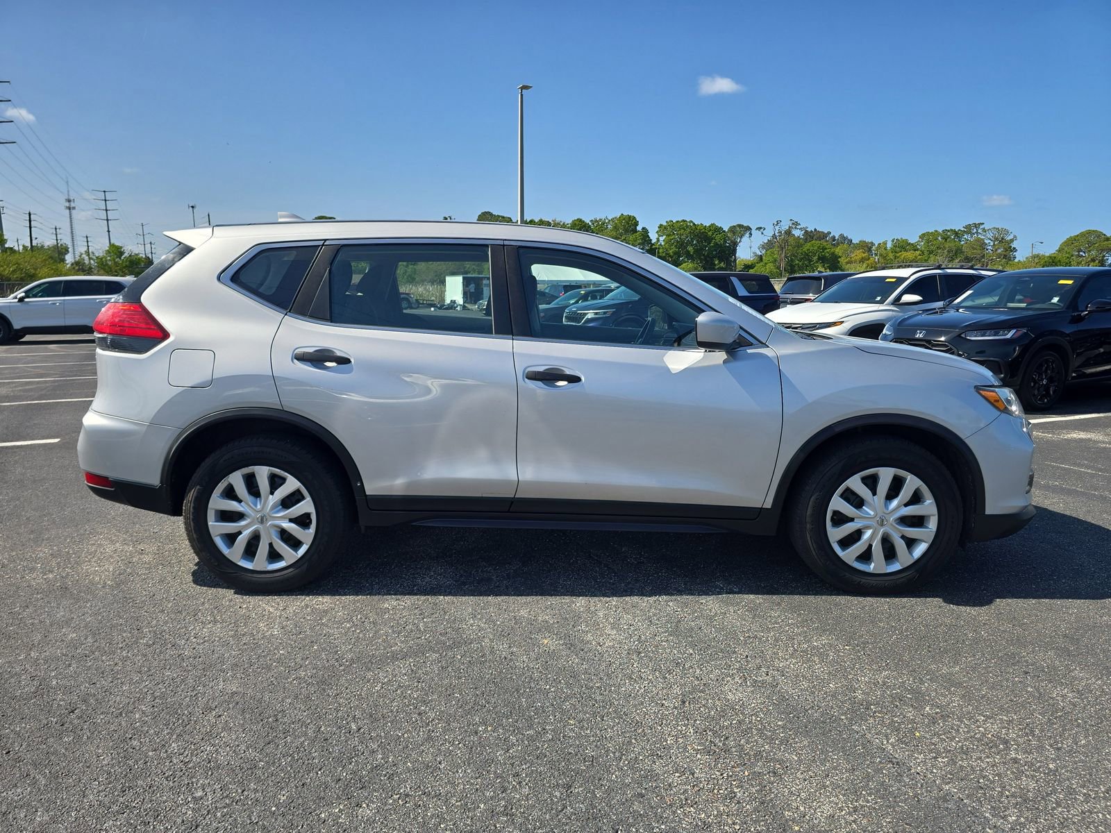 Used 2017 Nissan Rogue S image 3