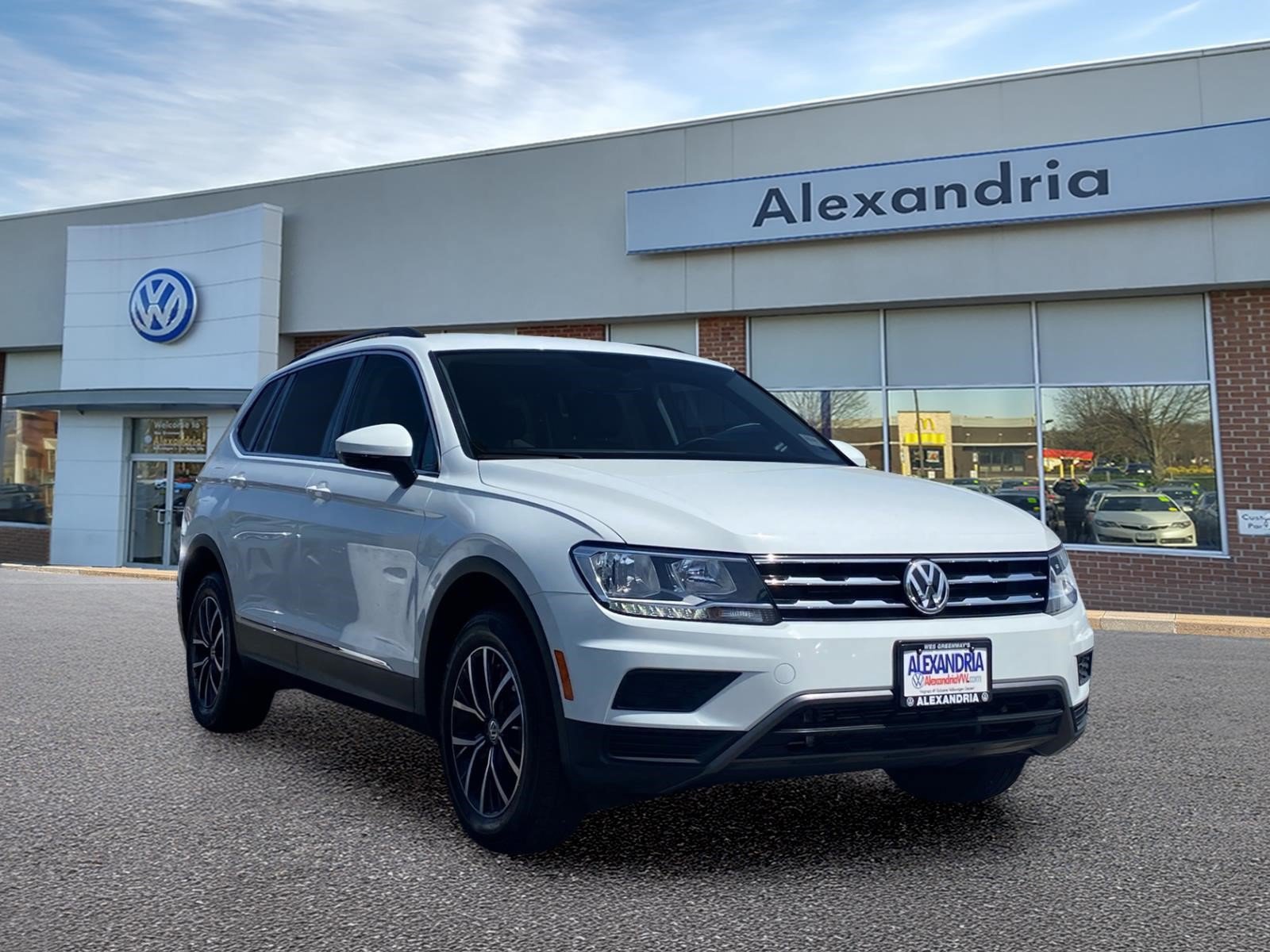 Used 2021 Volkswagen Tiguan SE FWD image 1
