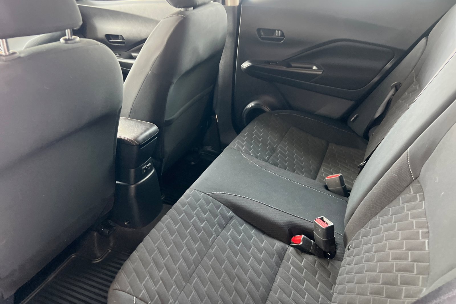 Used 2022 Nissan Kicks S image 9