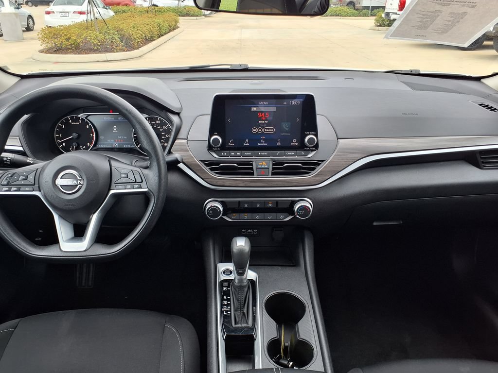 Used 2025 Nissan Altima 2.5 SV FWD image 19