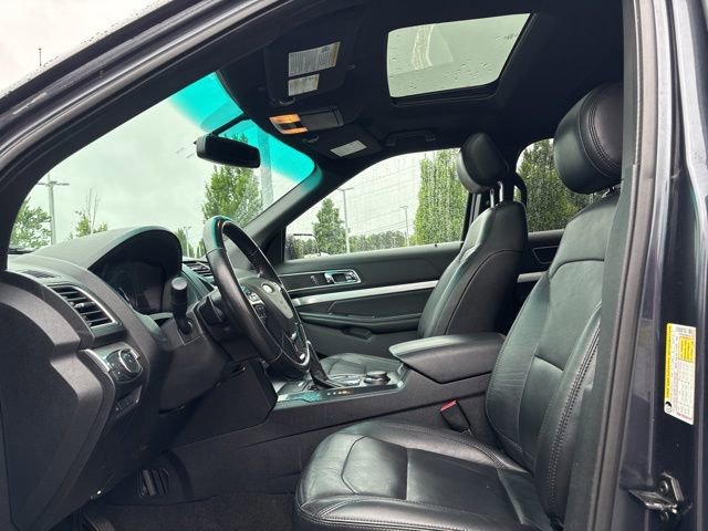 Used 2017 Ford Explorer XLT w/ Equipment Group 202A AWD/4WD image 11