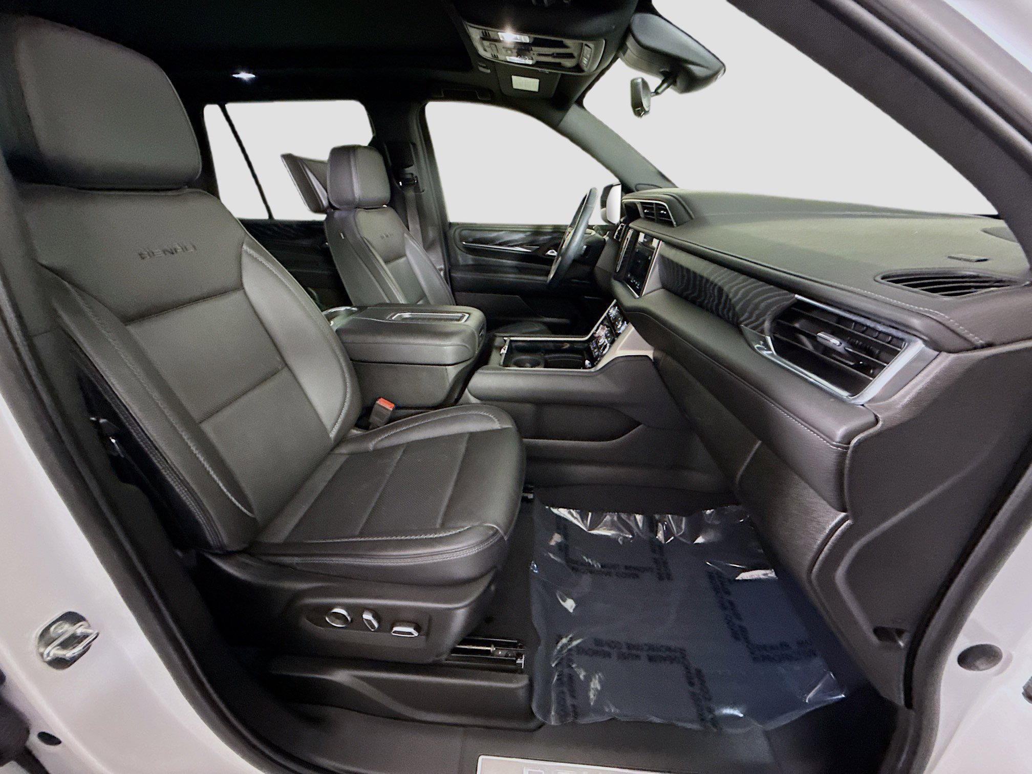 Used 2023 GMC Yukon Denali w/ Denali Reserve Package image 29