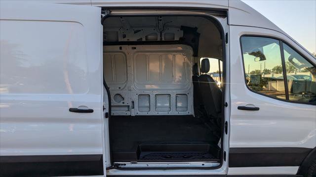 Used 2022 Ford E-Transit 148 High Roof Extended image 17