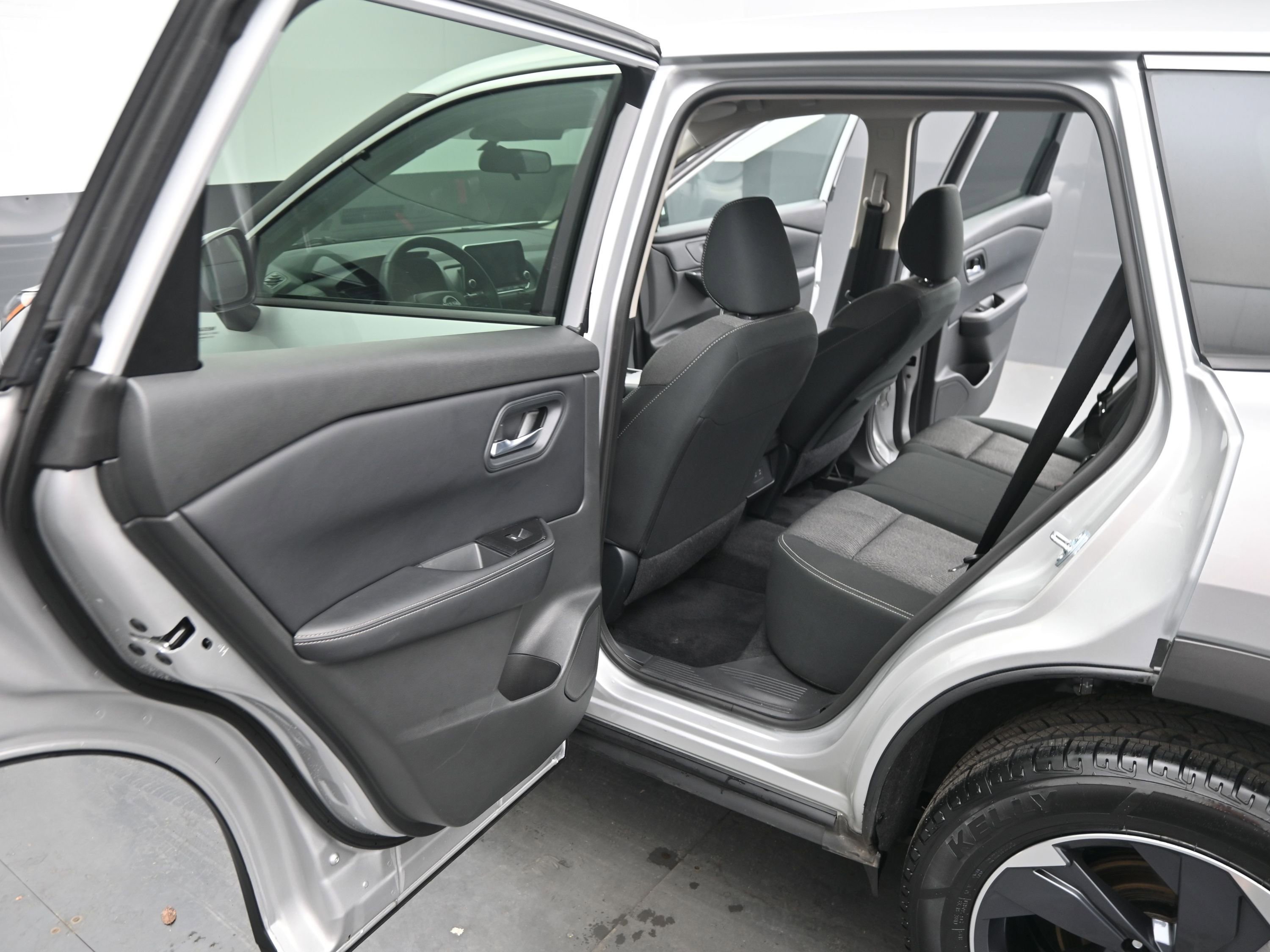 Used 2025 Nissan Rogue SV image 15