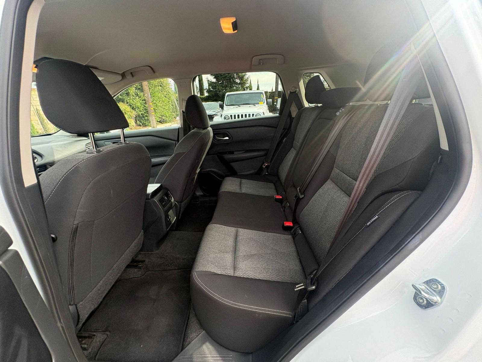 Used 2025 Nissan Rogue SV image 28