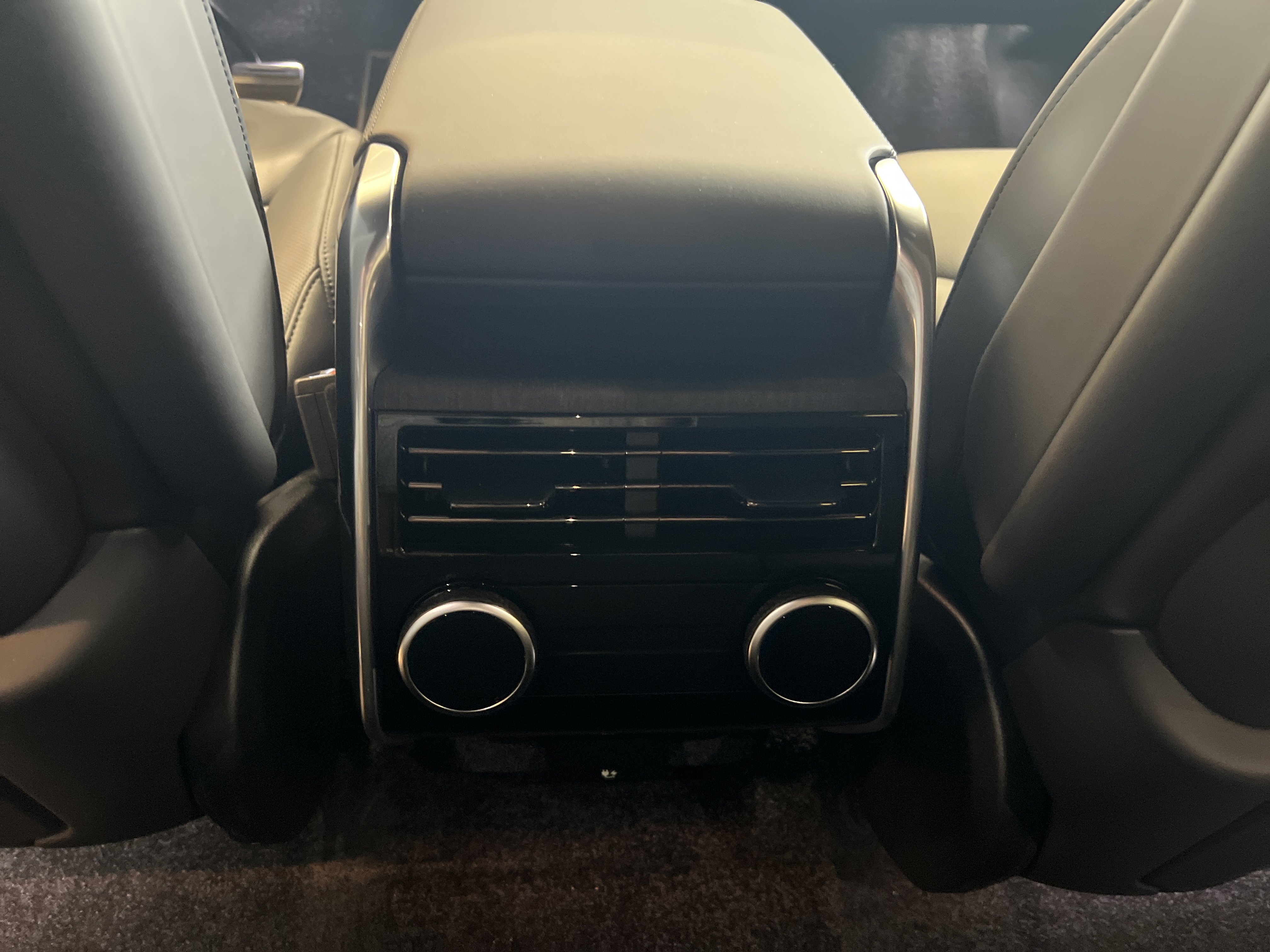 New 2025 Land Rover Range Rover Long Wheelbase SE image 12