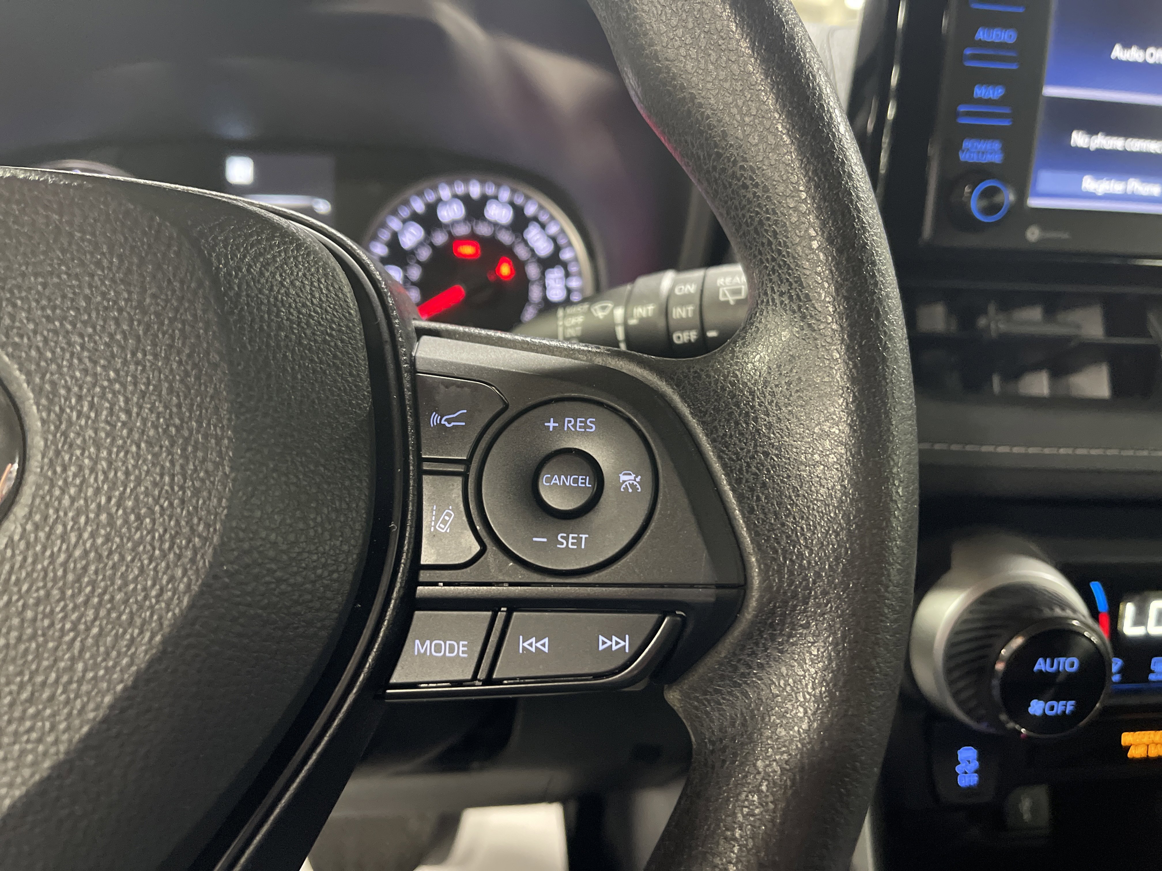 Used 2022 Toyota RAV4 XLE w/ Carpet Mat Package (TMS) image 17